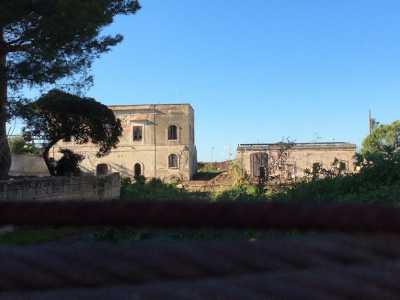 Due antichi caseggiati all'interno della propriet�